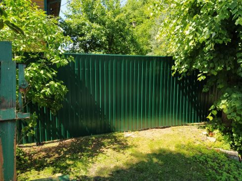 Фото ограждения из профлиста и евроштакетника