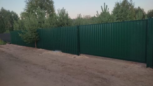 Фото забора из евроштакетника и отзыв заказчика