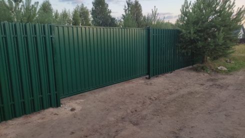 Фото забора из евроштакетника и отзыв заказчика