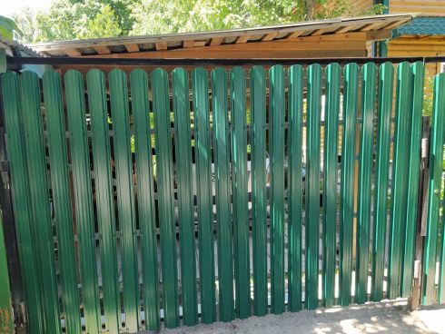 Фото ограждения из профлиста и евроштакетника
