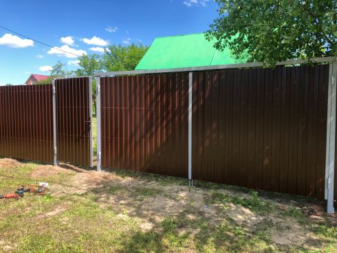 Фото забора из профнастила с односторонним полимерным покрытием