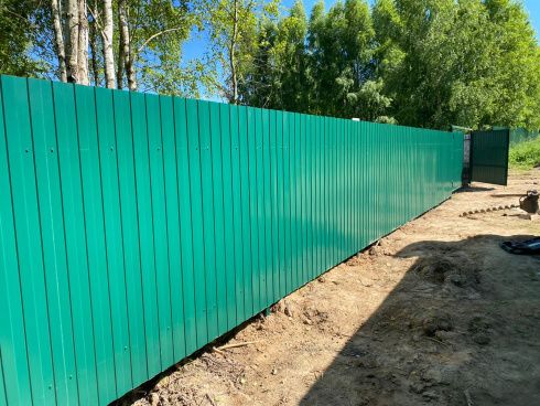Фото забора из профнастила цвета зеленый мох