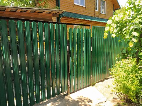 Фото ограждения из профлиста и евроштакетника