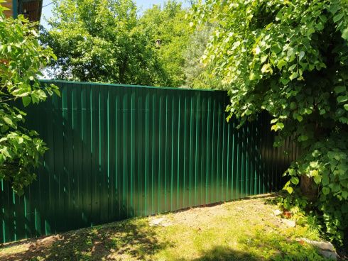 Фото ограждения из профлиста и евроштакетника
